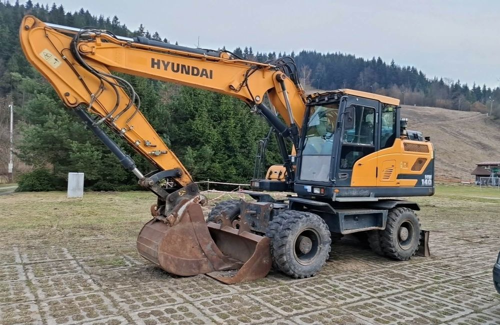 Usługi koparką marki hyundai