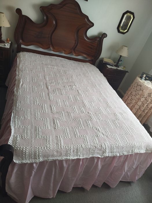 Colcha para cama de casal com tampo em renda e tecido