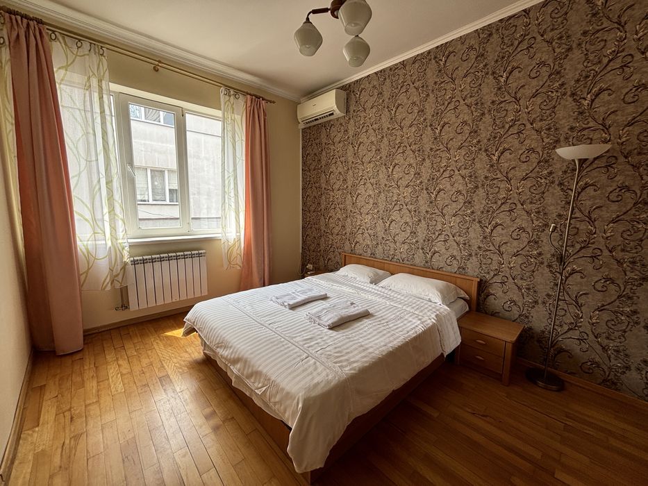 Трикімнатна квартира подобово біля собору