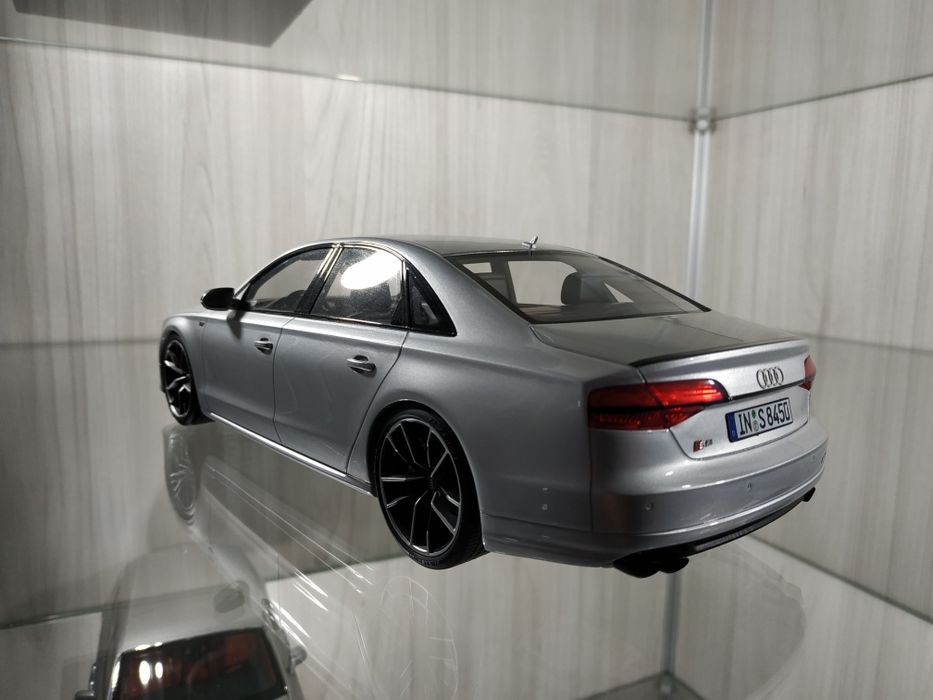 Audi S8 Plus Motorhelix 1:18 silver