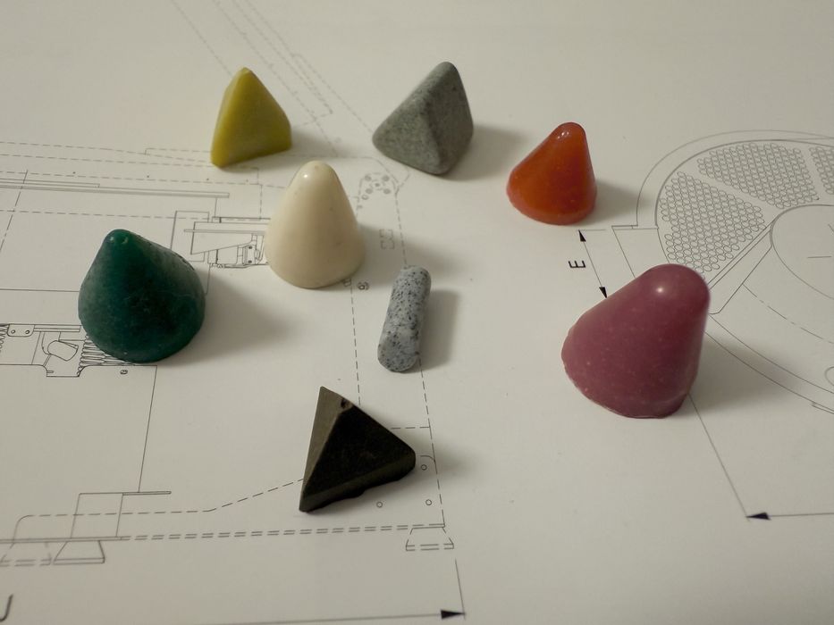 1kg Kształtki, wsad do polerki wibracyjnej, stożki, piramidki, kulki