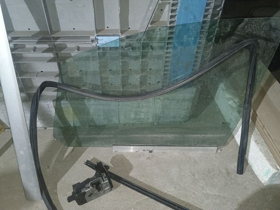 Szyba boczna Zafira b