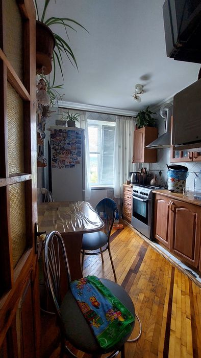 Продам 4-кімнатну квартиру. Пр-т Незалежності,301.