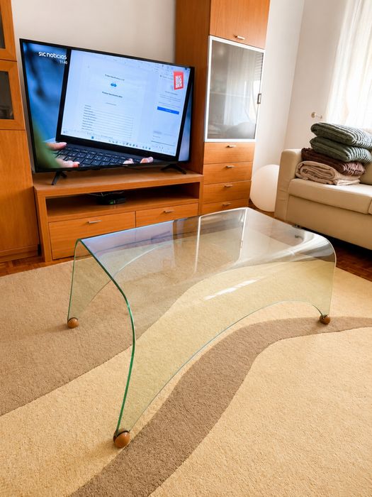 Mesa de Centro em Vidro Curvo Espesso – Design Moderno | 90 × 60 cm