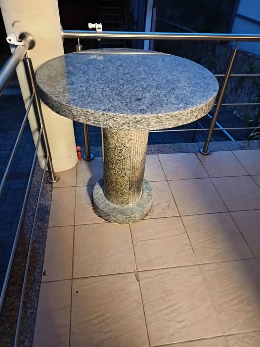 Bancos e mesa de granito