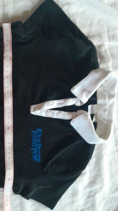 Crop top polo z kołnierzykiem sex education z napisem