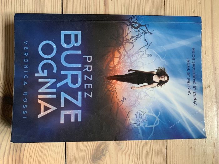 Książka "Przez burze ognia" Veronica Rossi