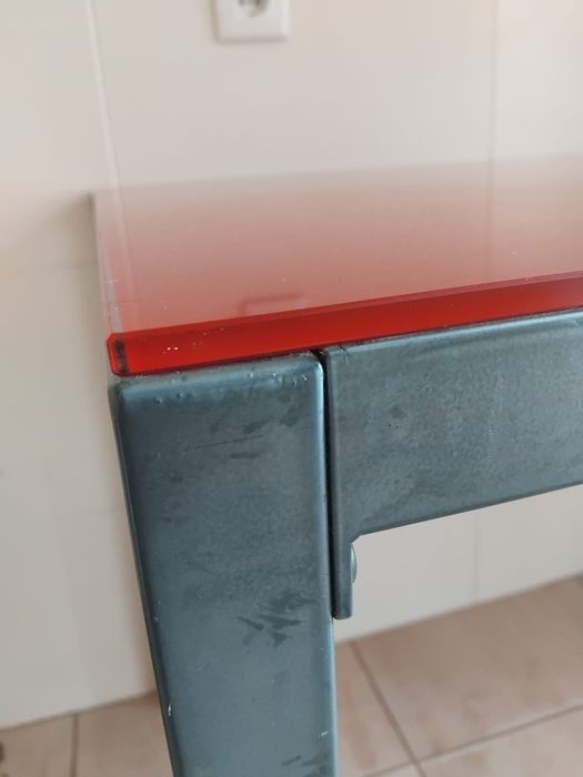 Mesa de vidro sem cadeiras