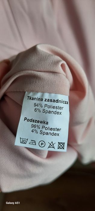 Krótka dopasowana sukienka jasny róż