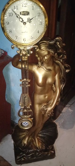 Estátua com relógio de pêndulo