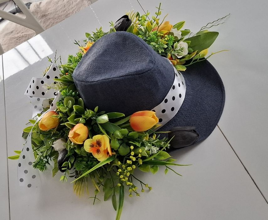 Kompozycja kwiatowa wiosenna  kapelusz