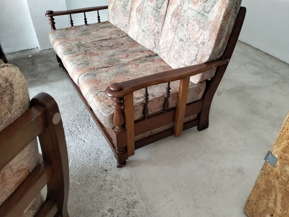 Sofás em madeira maciça usados.