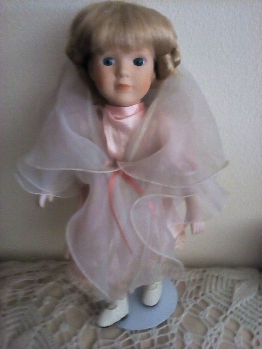 Bonecas em porcelana e uma da madeira