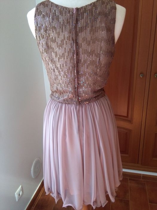 Vestido de cerimónia, com tronco bordado com  lantejoulas