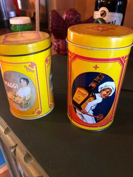 Duas latas Maggie Vintage, as duas em muito bom estado.