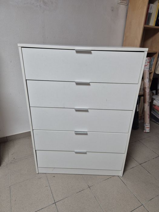 Cómoda lacada a branco