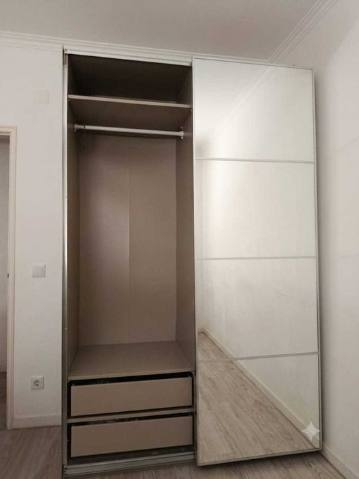 Roupeiro com portas de correr espelhadas – Excelente estado