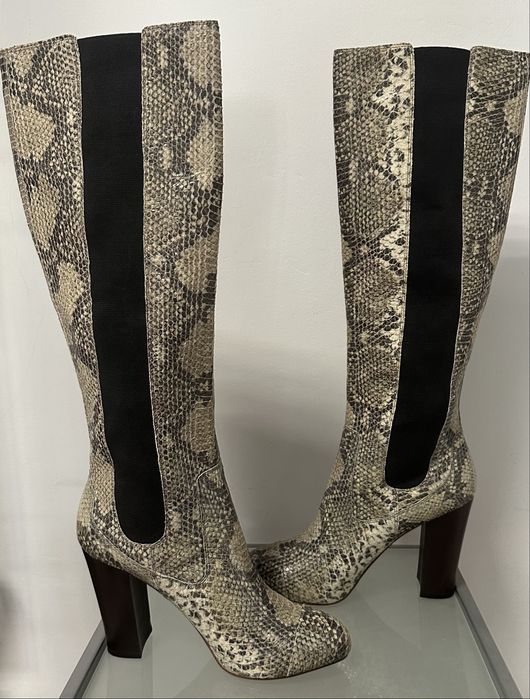 Чоботи-труби з фактурноі шкіри Juicy Couture