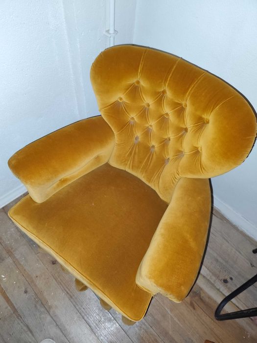 Cadeirão amarelo torrado