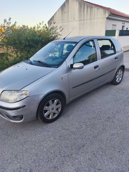 Fiat Punto 2004, Carro económico e confortável para o dia a dia. Encontra-se em bom estado geral, com 2 pneus novos.