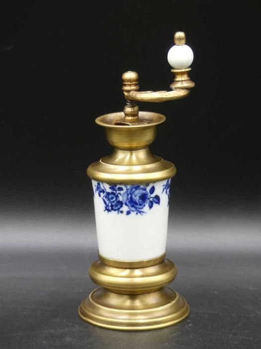 Piękny młynek do pieprzu z różami, porcelana Delft i mosiądz
