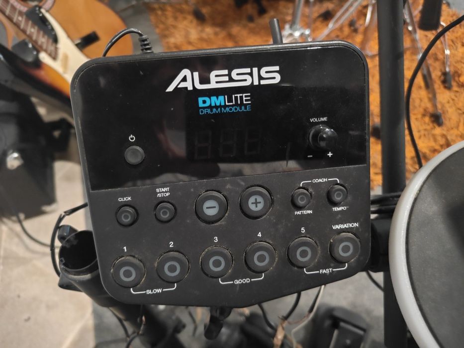 Bateria Eletrónica Alesis DM Lite Kit – Completa com Banco + baquetas.