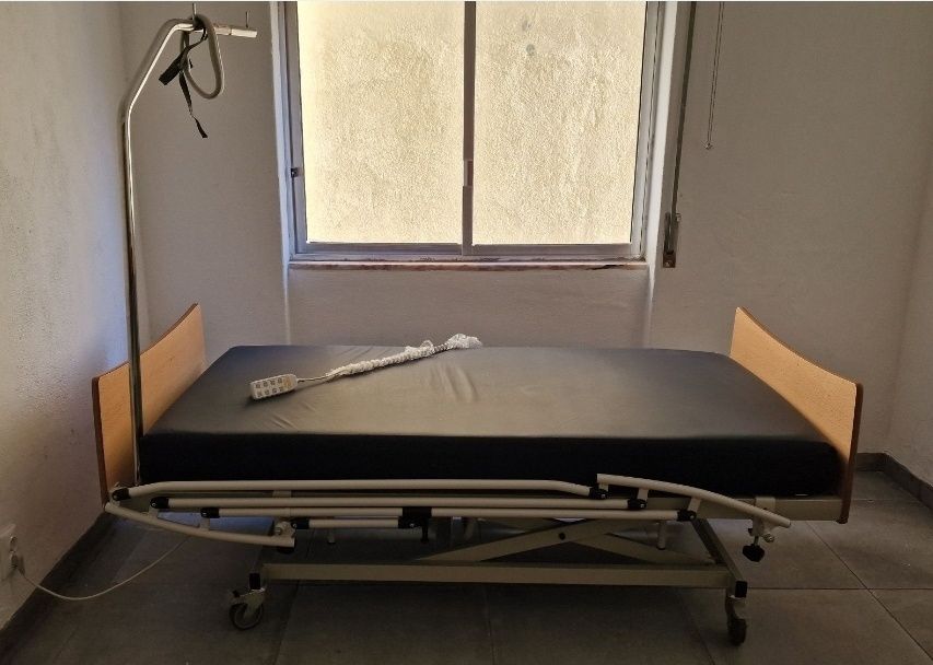 Cama elétrica e elevatória. Articulada.