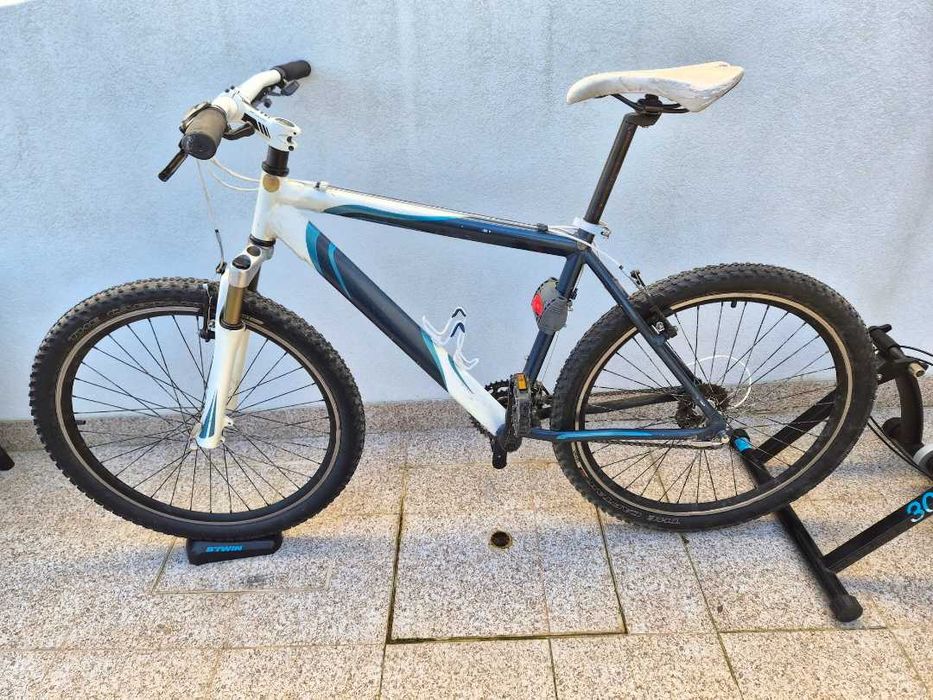 Bicicleta roda 26 e rolo de treino