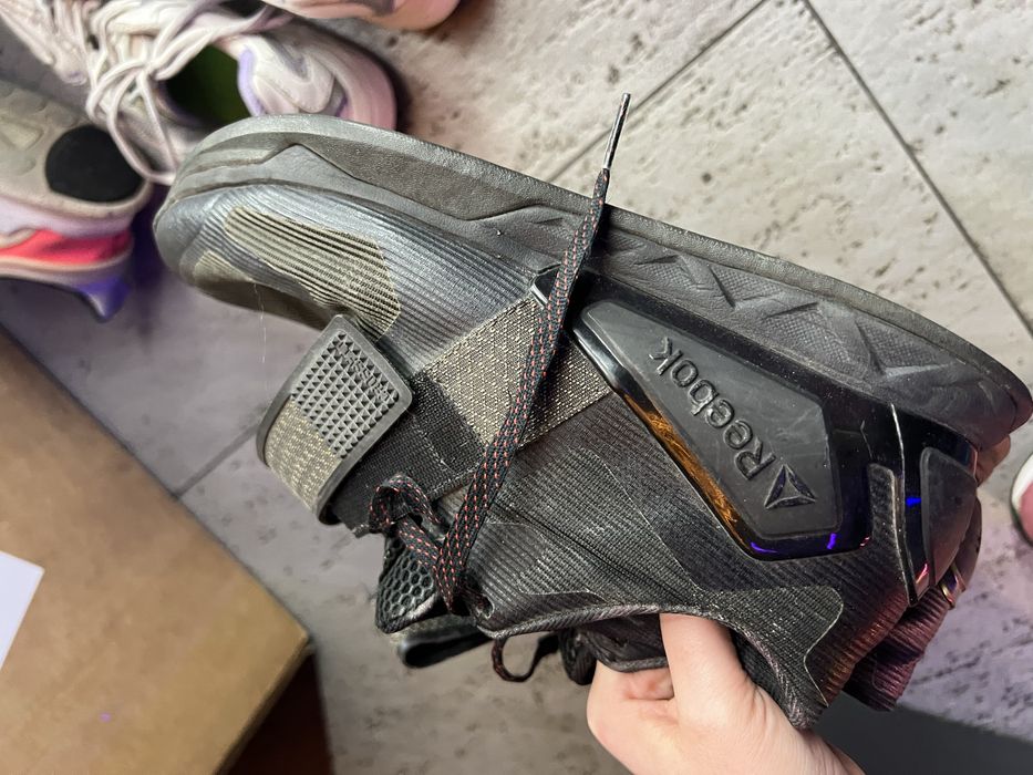 Чоловічі кросовки даром