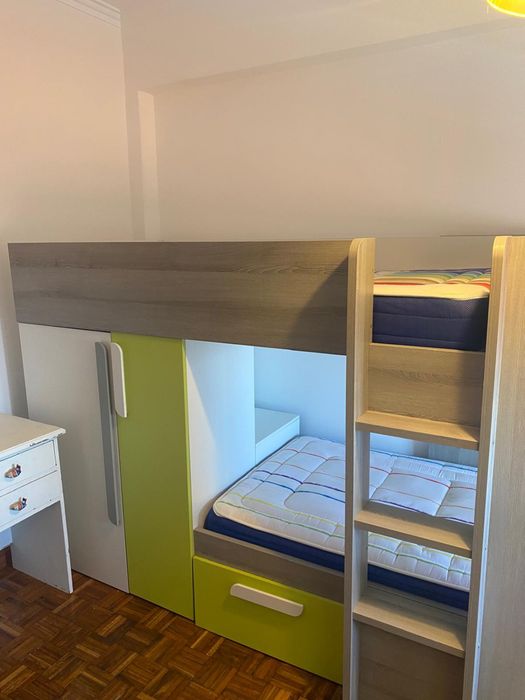 Beliche com duas camas e Armário