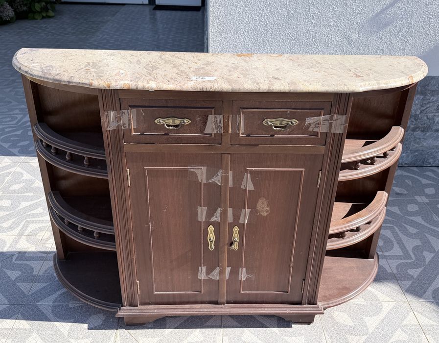 Móvel sapateira com pedra mármore.