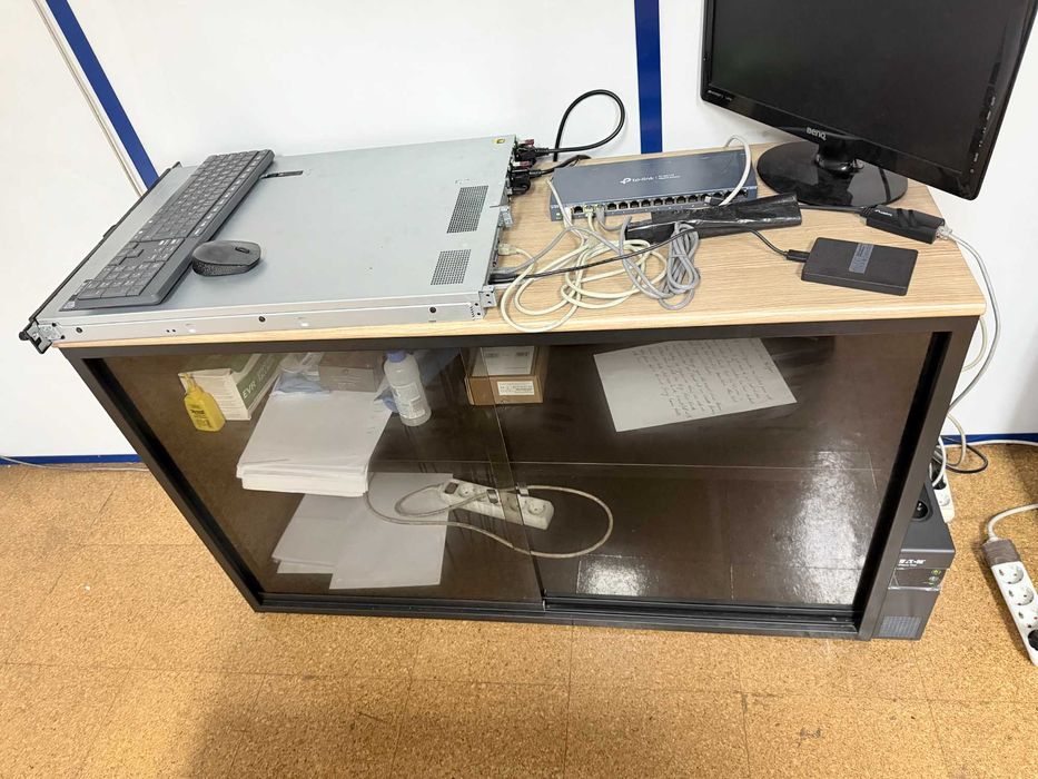 Mesa de escritório 190x90 cm com estante/vitrina