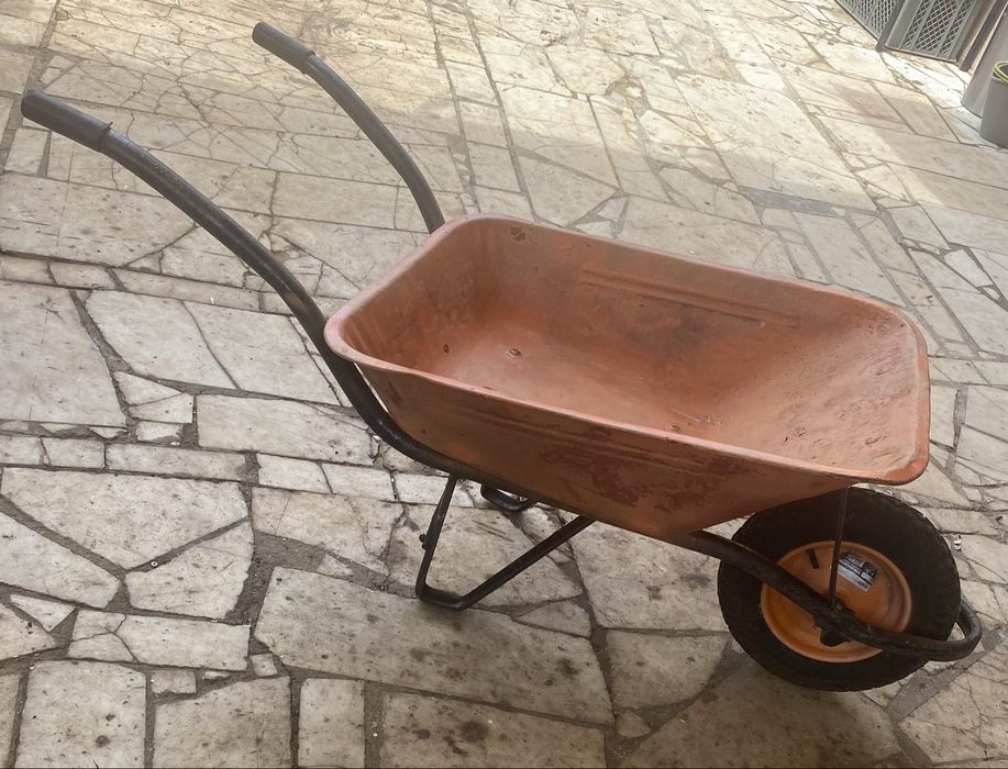 Carrinho de mão em bom estado