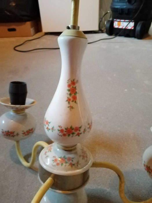 Stary żyrandol z elementami porcelanowymi