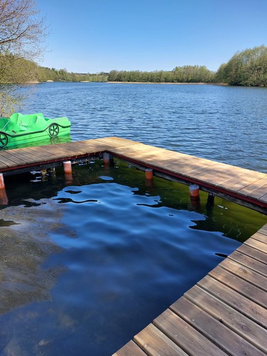 Zielony domek nad jeziorem