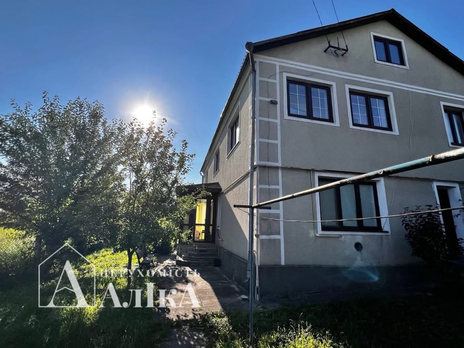 Продам двоповерхову частину будинку