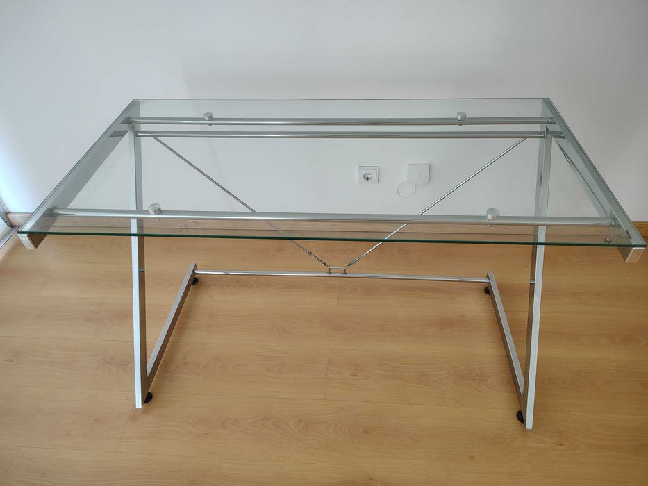 Secretária moderna em vidro – design elegante