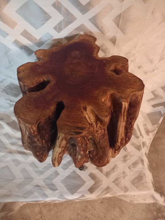 Mesa de apoio ou mesa lateral, rustica industrial, antiga, base latão