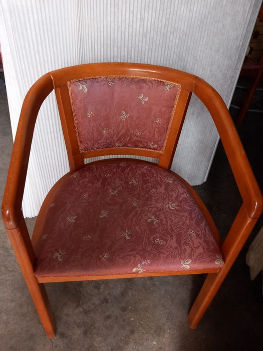 Cadeiroes  com estrutura em pinho