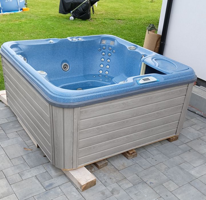 Jacuzzi Sundance Spas model ALTAMAR