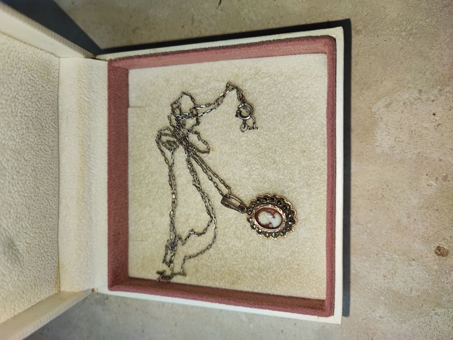 Colar com pendente Camafeu