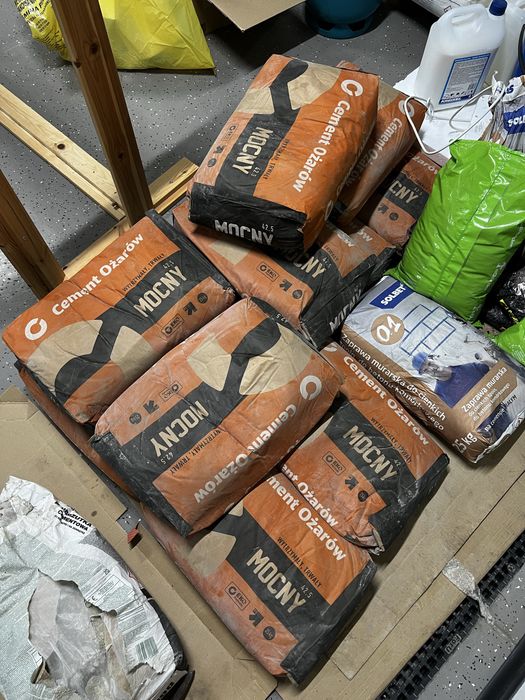 Cement ożarów pozostalosci po budowie