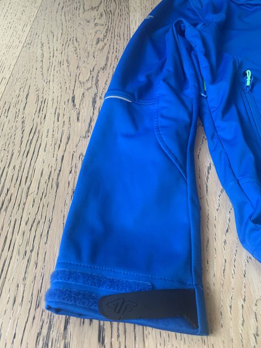 Softshell cienki firmy 4F z odpinanym kapturem