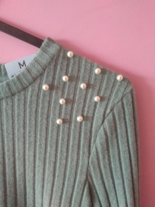 camisola de malha com nervuras e pérolas brancas nos ombros