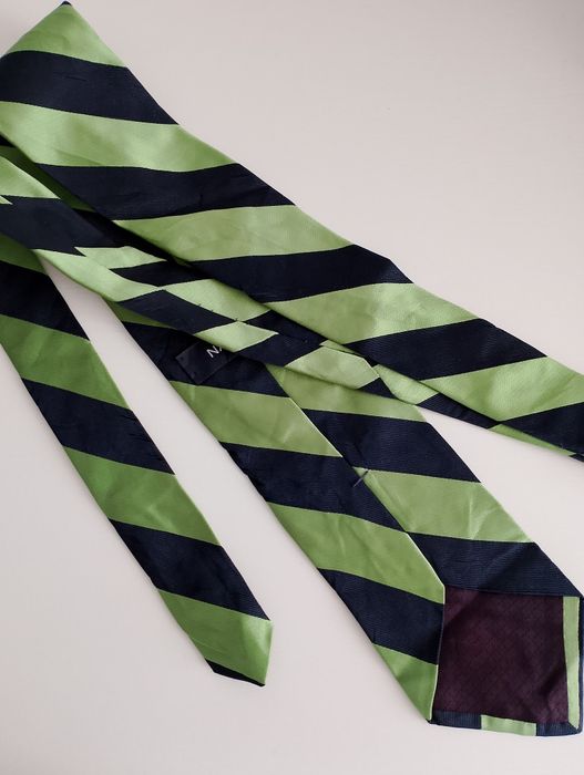 Jedwabny męski krawat w paski
Długość 154 cm
Szerokość 8 cm