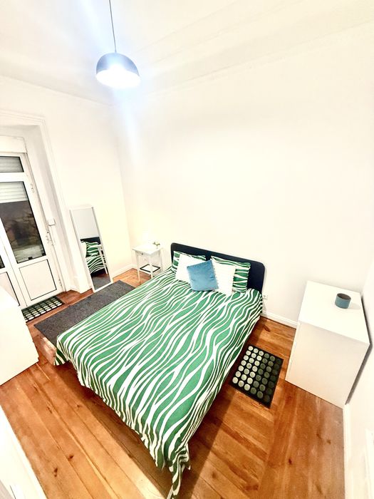 QUARTO mobiliado p casal ou familiares em frente El Corte Ingles