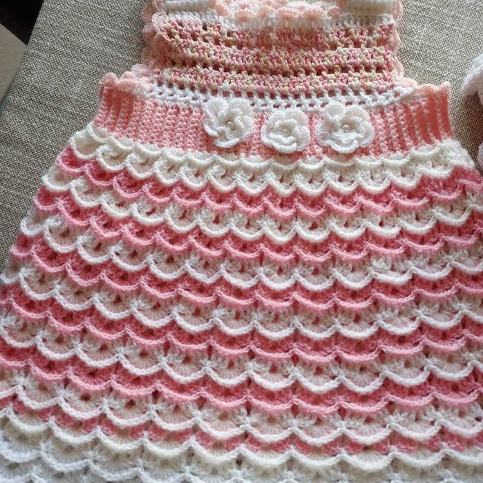 Sukienka robioną na szydełku dla dziewczynki