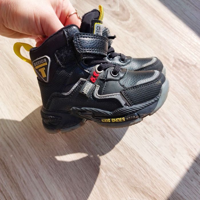 Сапоги весняні шкіряні в новому стані на хлопчика 22 13.5