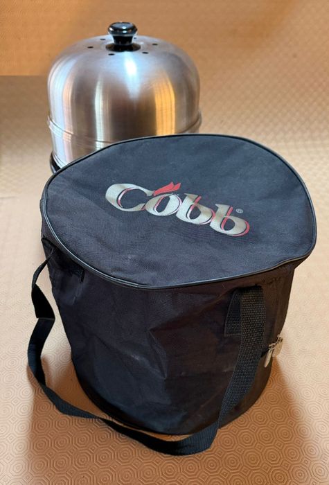 Grelhador COBB com oferta de caixa de 6 brickets Cobble Stone