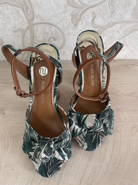 Босоніжки River Island 39 розмір